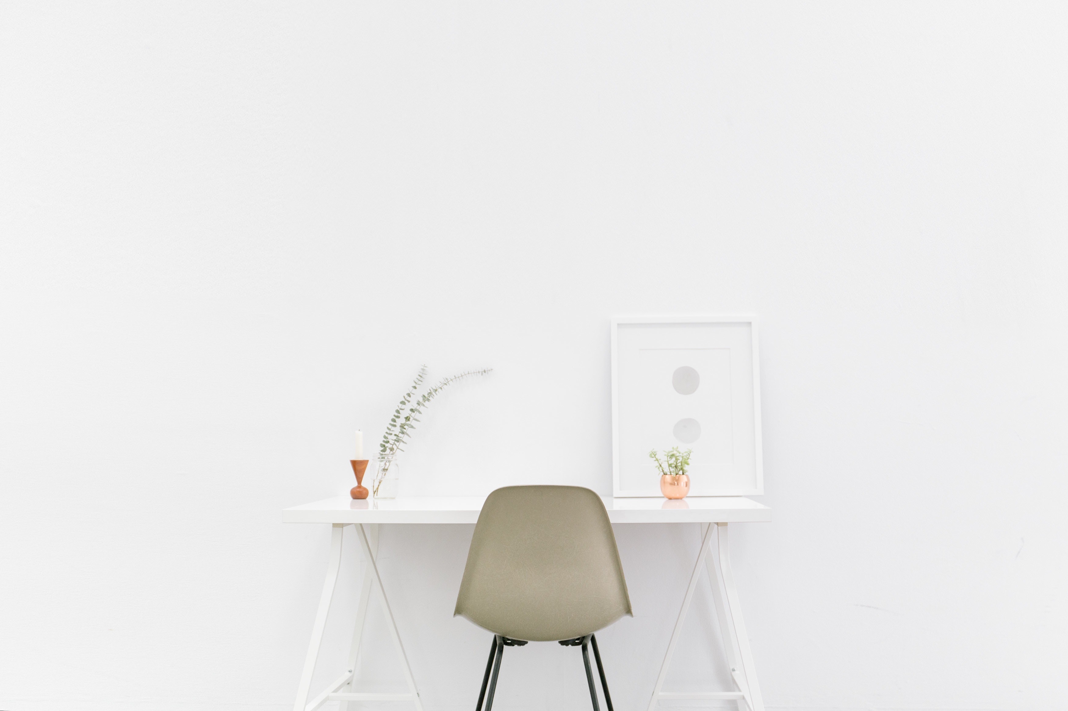 beige-and-black-chair-in-front-of-white-desk-509922.jpg